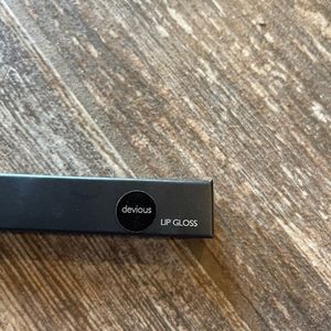 Be a bombshell cosmetic lip gloss color Devious